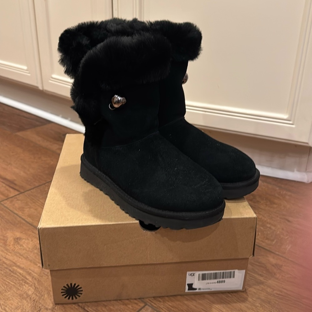 UGG Classic Fluff Pin Mini Black
